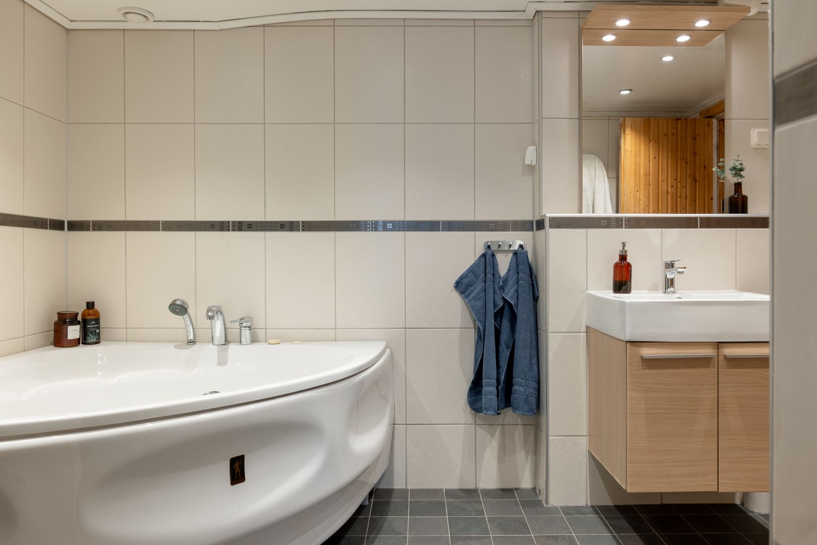 Villa, Radhus, Basgränd 144, Kälvesta, Stockholm