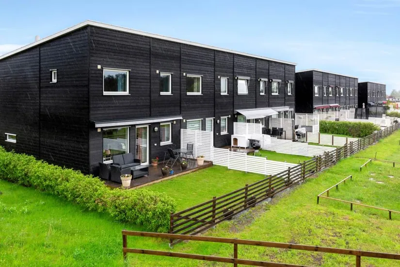 Villa, Radhus, Blåviolstigen 41, Bro Rosenängarna, Upplands-Bro