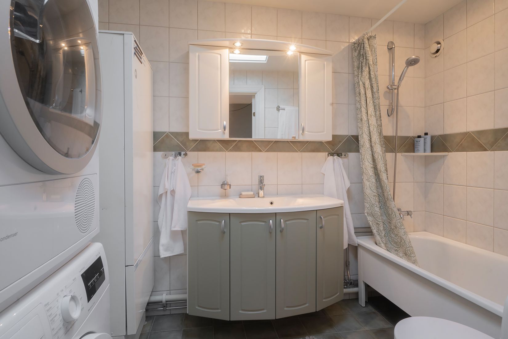 Radhus, Byggmästarvägen 107, Utsälje/Segeltorp, Huddinge