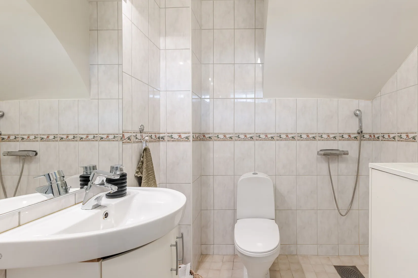 Radhus, Kärnbogatan 8F, Centrala Mariefred, Strängnäs