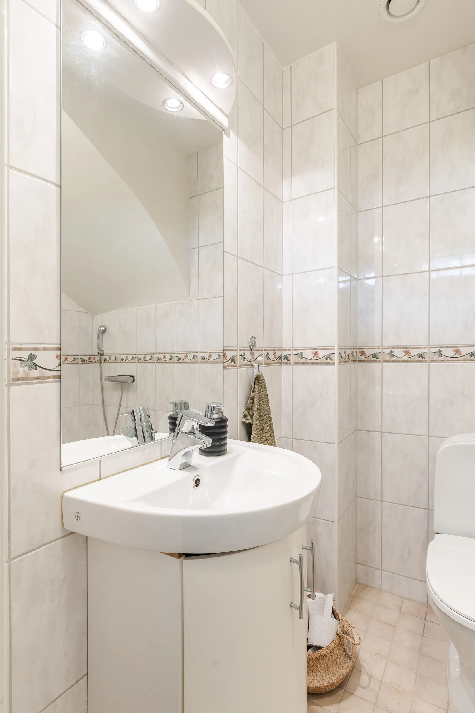 Radhus, Kärnbogatan 8F, Centrala Mariefred, Strängnäs