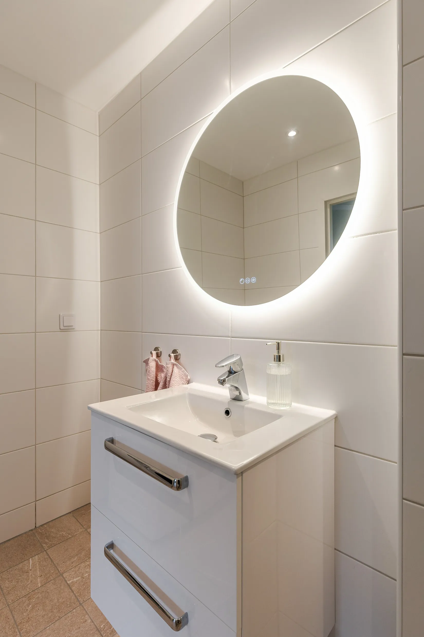 Radhus, Kärnbogatan 8F, Centrala Mariefred, Strängnäs