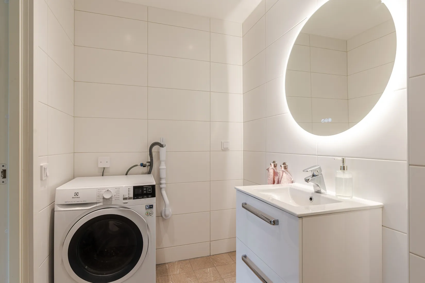 Radhus, Kärnbogatan 8F, Centrala Mariefred, Strängnäs