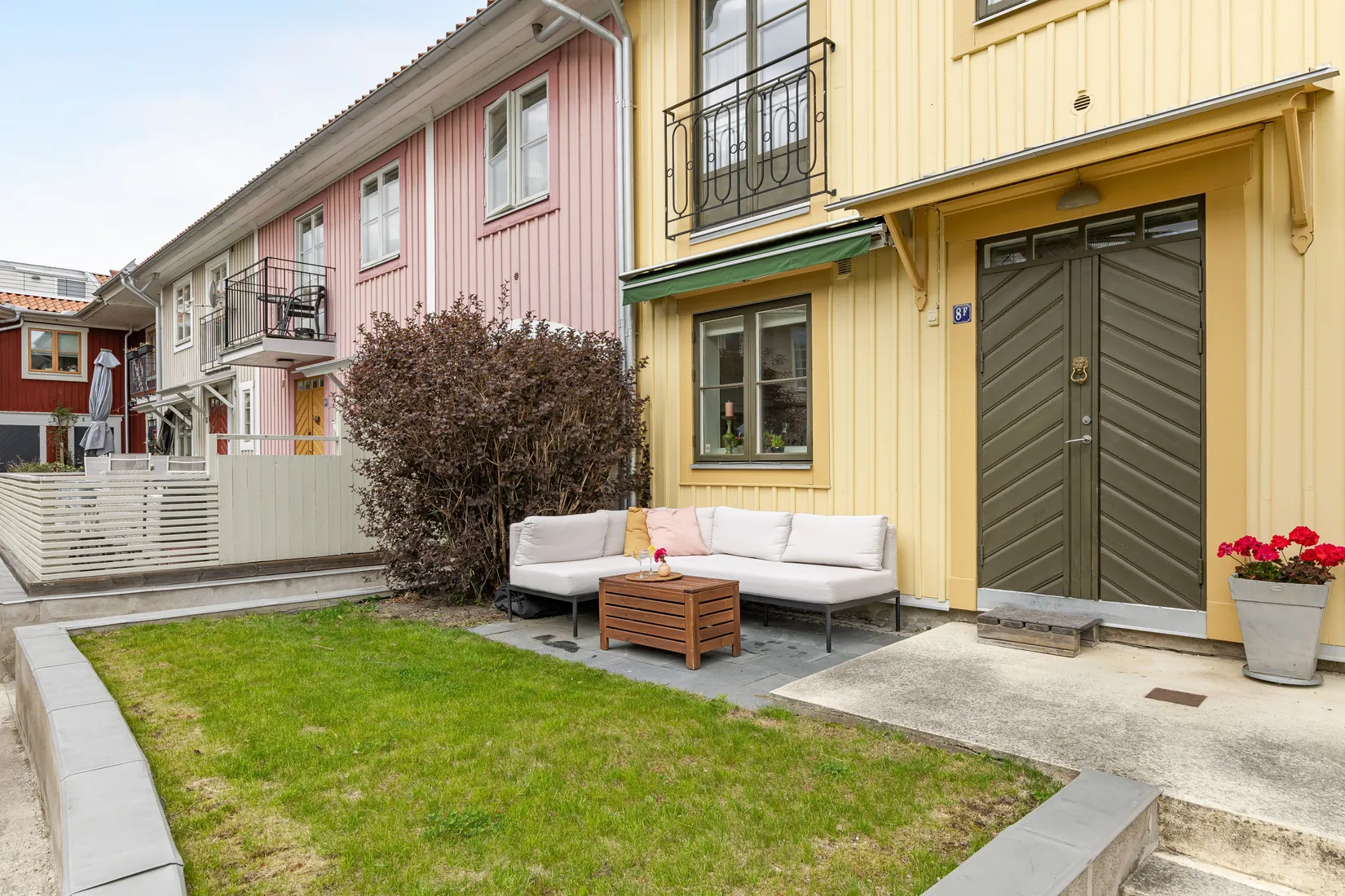 Radhus, Kärnbogatan 8F, Centrala Mariefred, Strängnäs