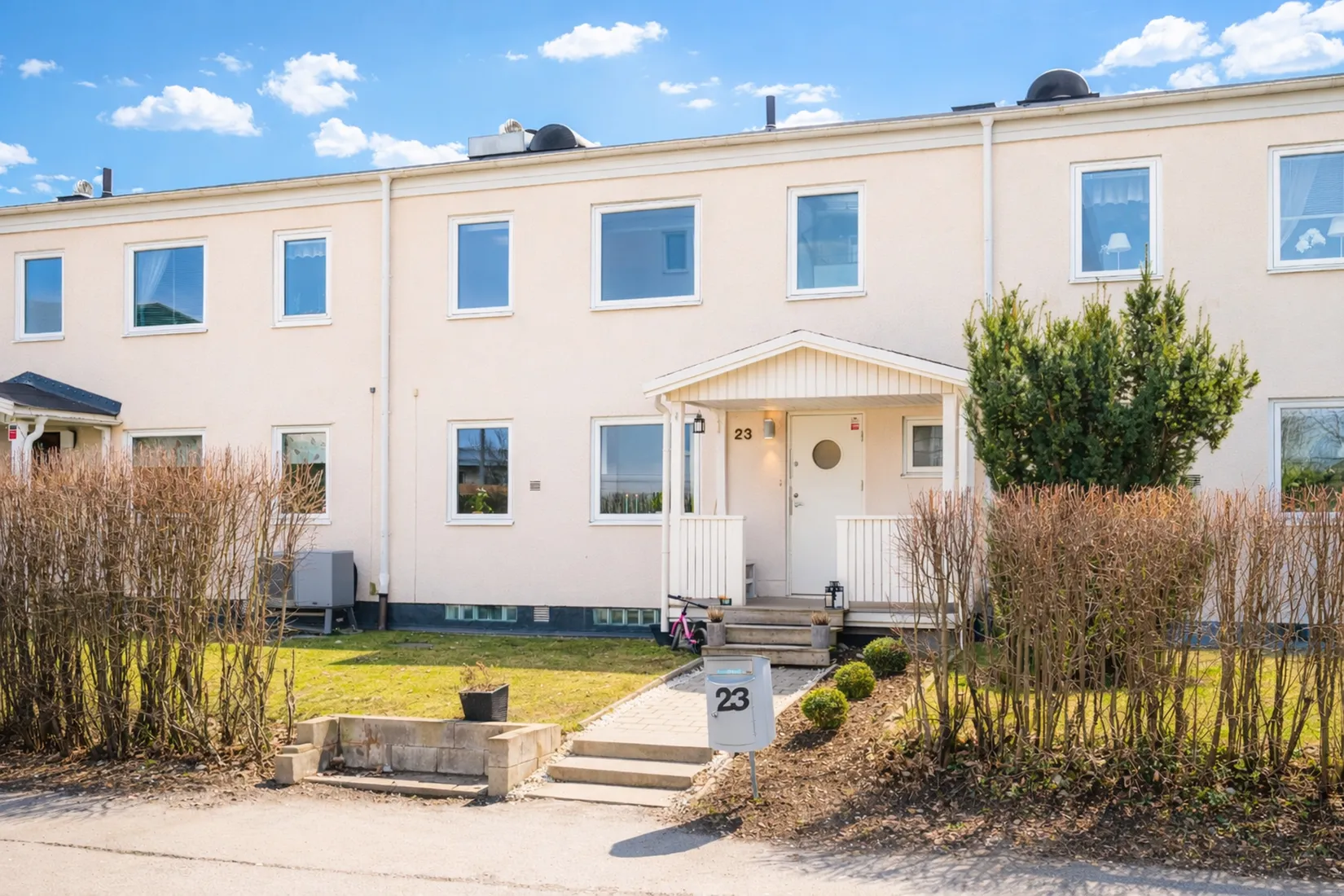 Radhus, Målarvägen 23, Gamla Bro, Upplands-Bro