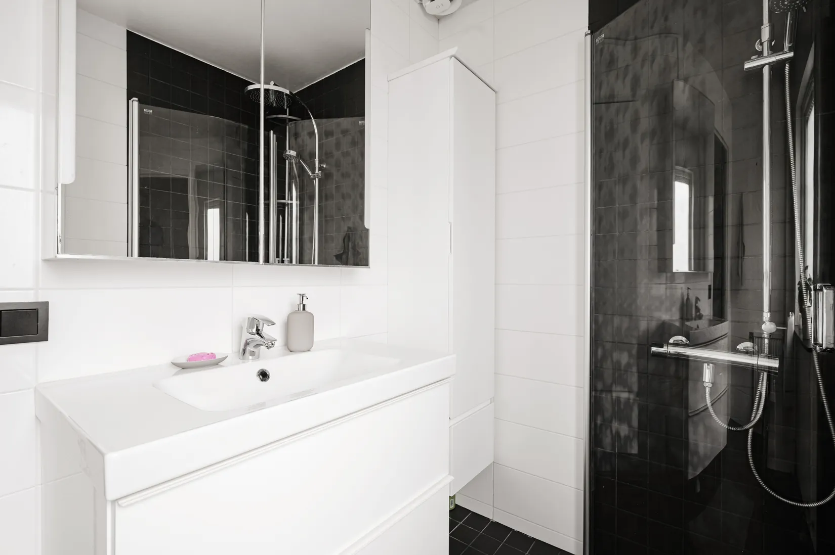 Radhus, Målarvägen 23, Gamla Bro, Upplands-Bro