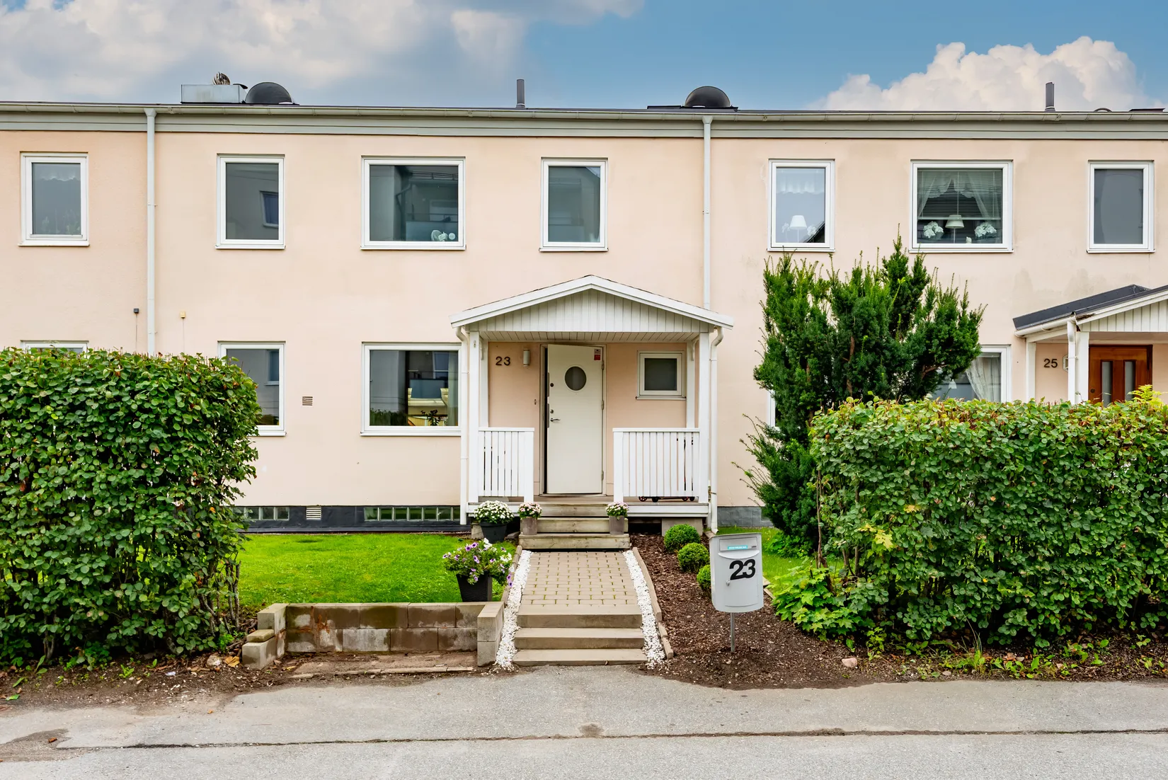 Radhus, Målarvägen 23, Gamla Bro, Upplands-Bro