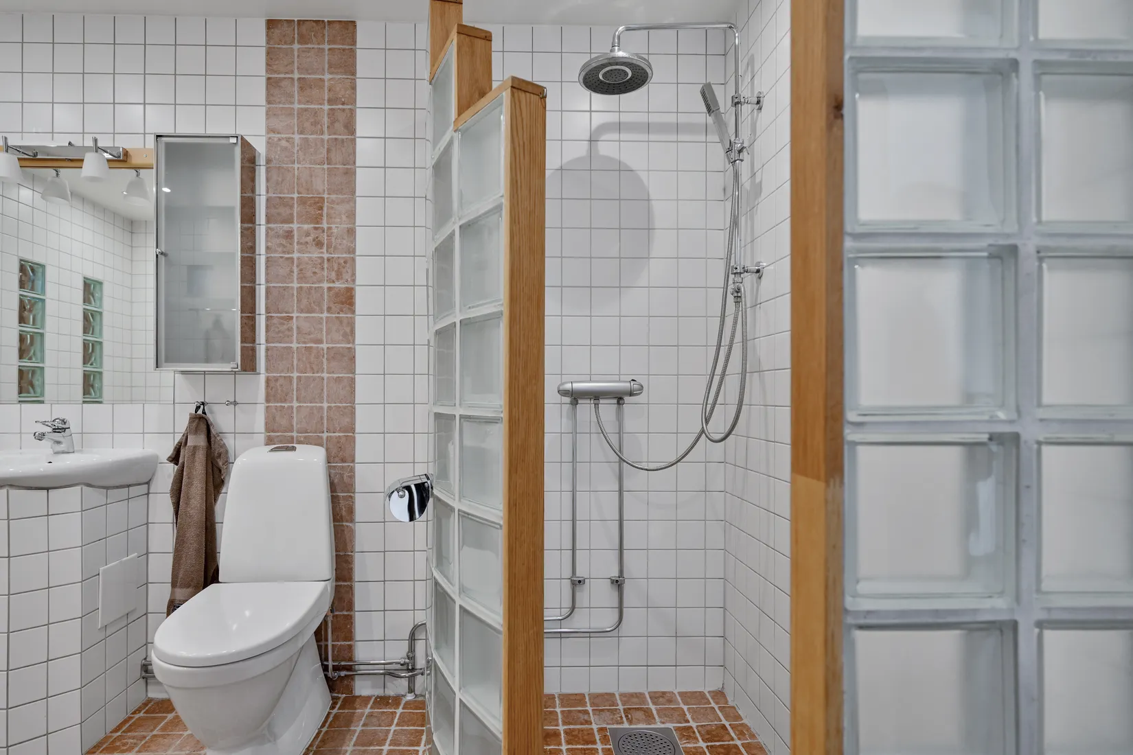 Villa, Radhus, Lövmovägen 66, Bollstanäs, Upplands Väsby