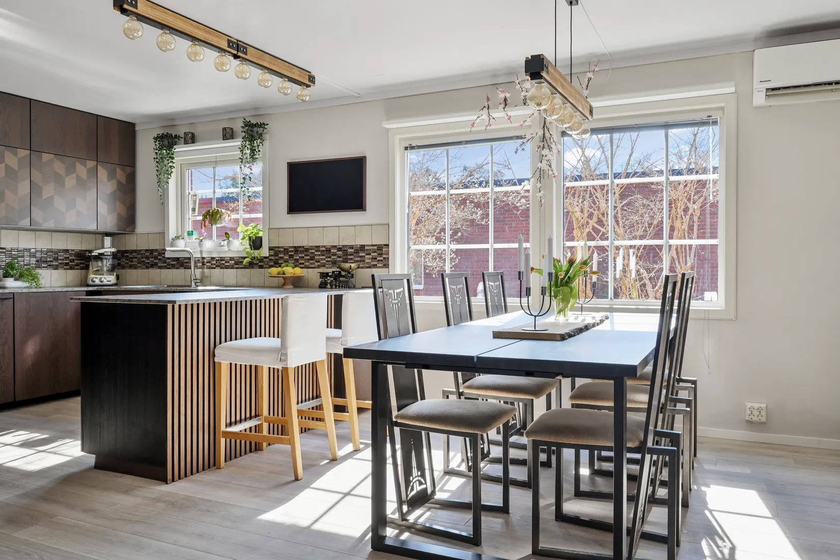 Villa, Radhus, Näckrosvägen 10, Sjukyrkoberget, Upplands Väsby