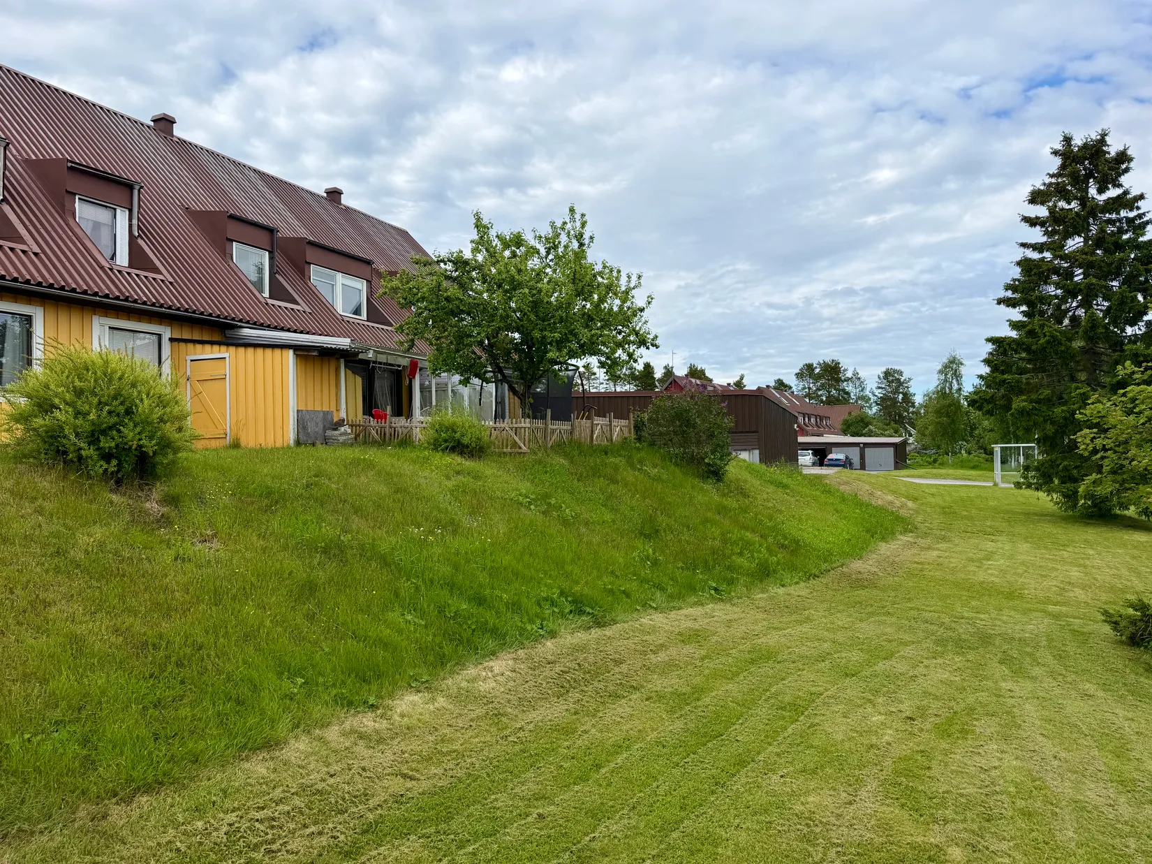 Radhus, Furuvägen 37, Hälletorp/Bondsjöstaden, Härnösand