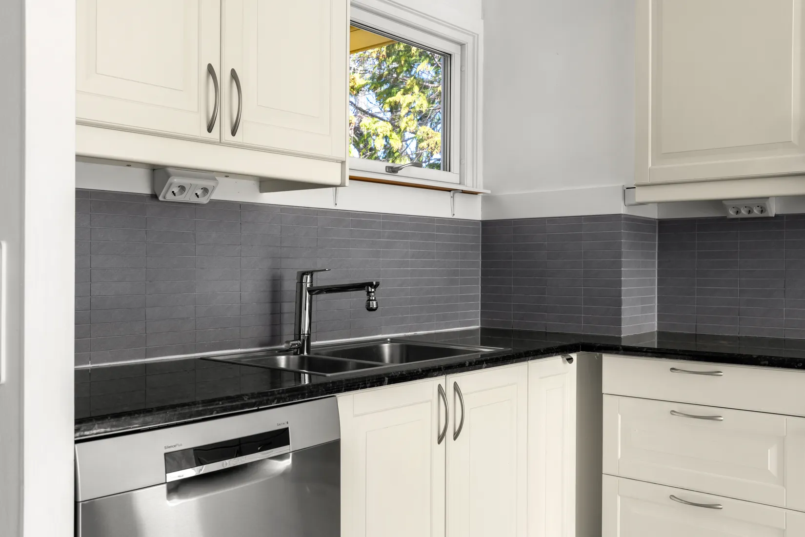 Radhus, Glädjegången 28, Trollbäcken, Tyresö