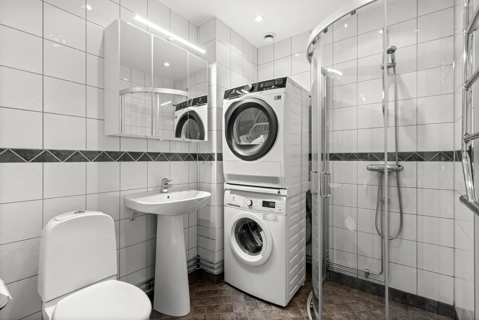 Radhus, Glädjegången 28, Trollbäcken, Tyresö