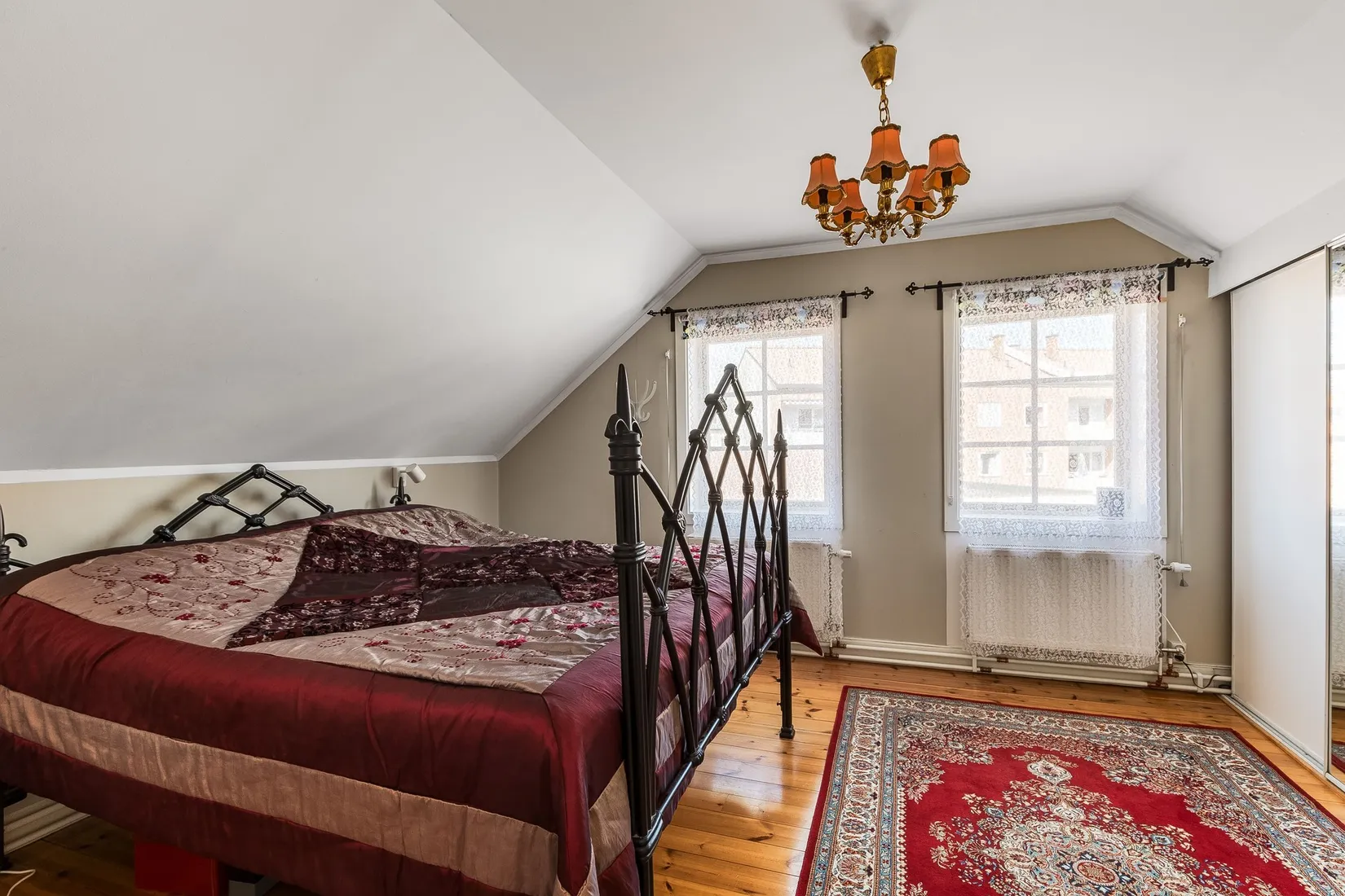 Villa, Mäster Lars gränd 7, Centralt vid Kyrkberget, Strängnäs