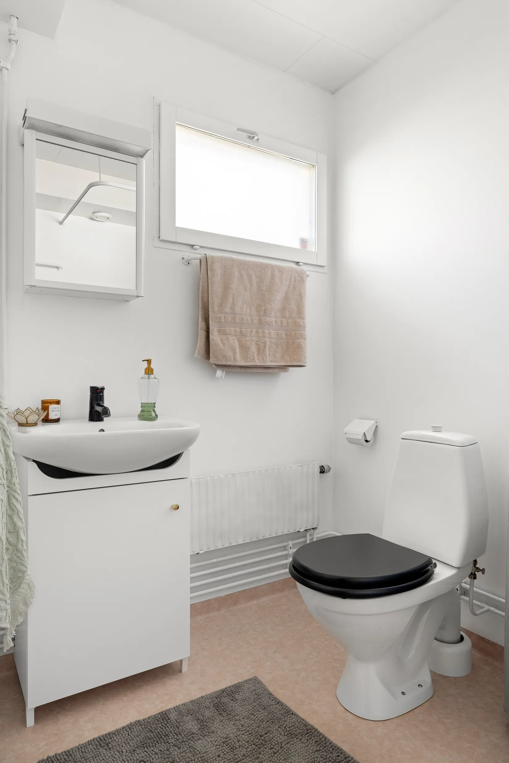 Villa, Radhus, Stallbacken 12, Bålsta Gillmarksbyn, Håbo