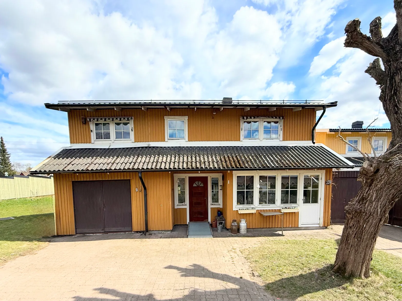 Radhus, Miklagårdsvägen 39, Täby Kyrkby, Täby