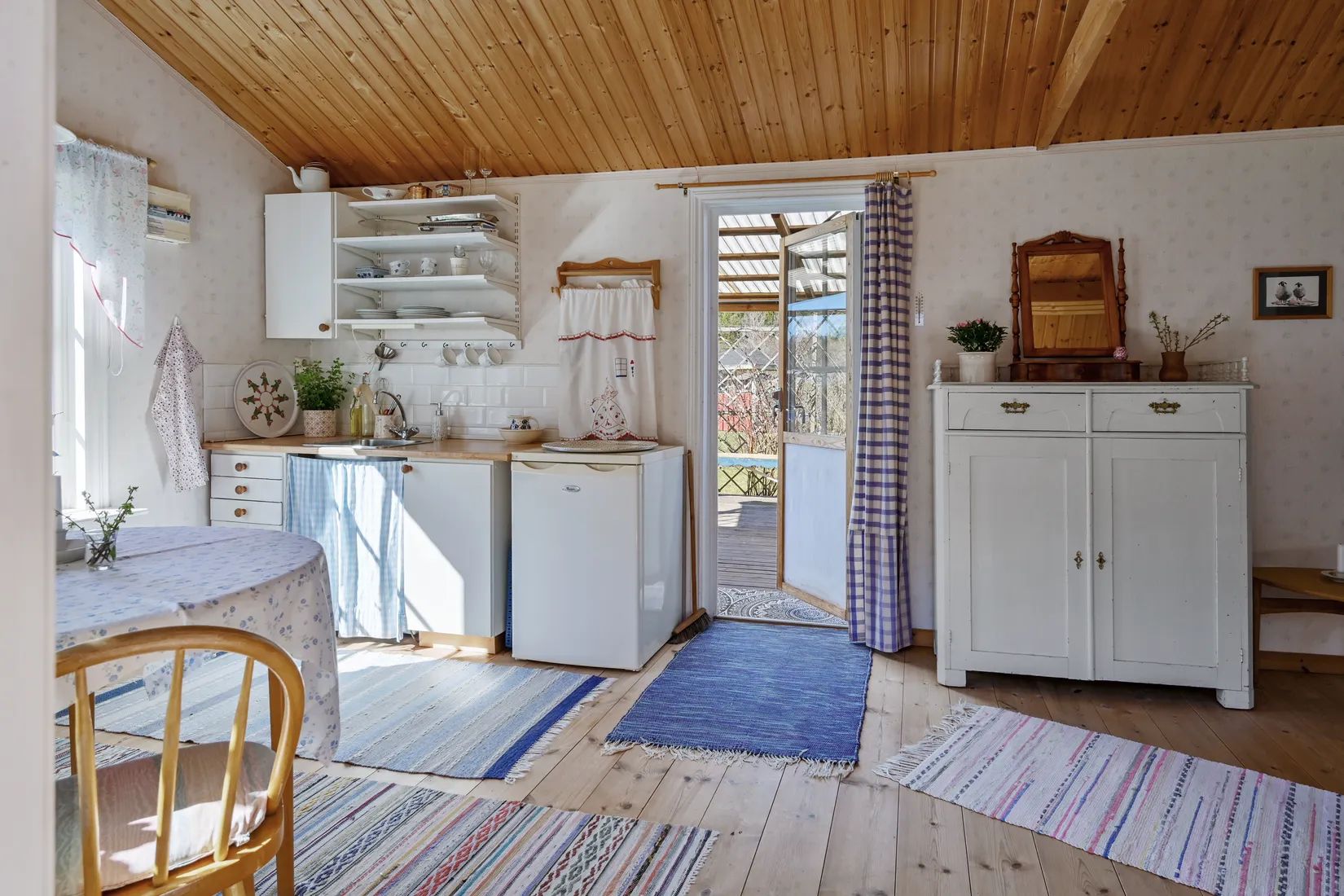 Fritidshus, Vaxmyra kolonistuga nr 93, Runby, Upplands Väsby