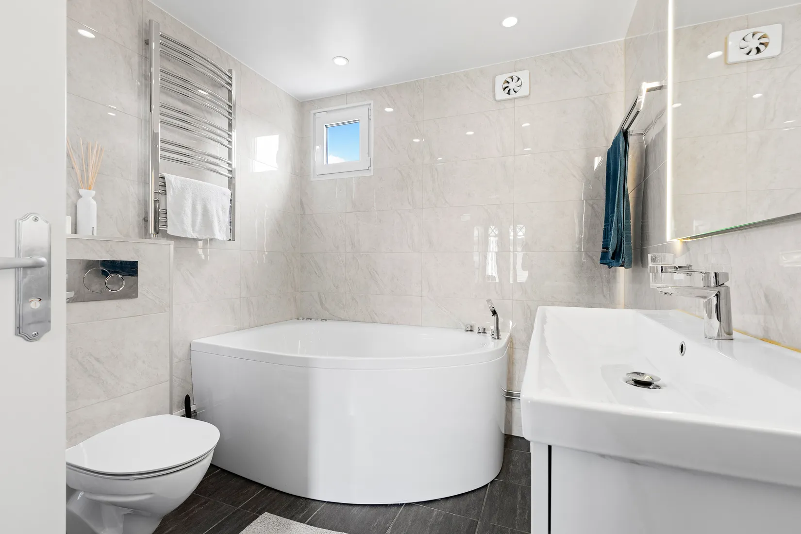 Villa, Båthamnsvägen 24, Ekerö