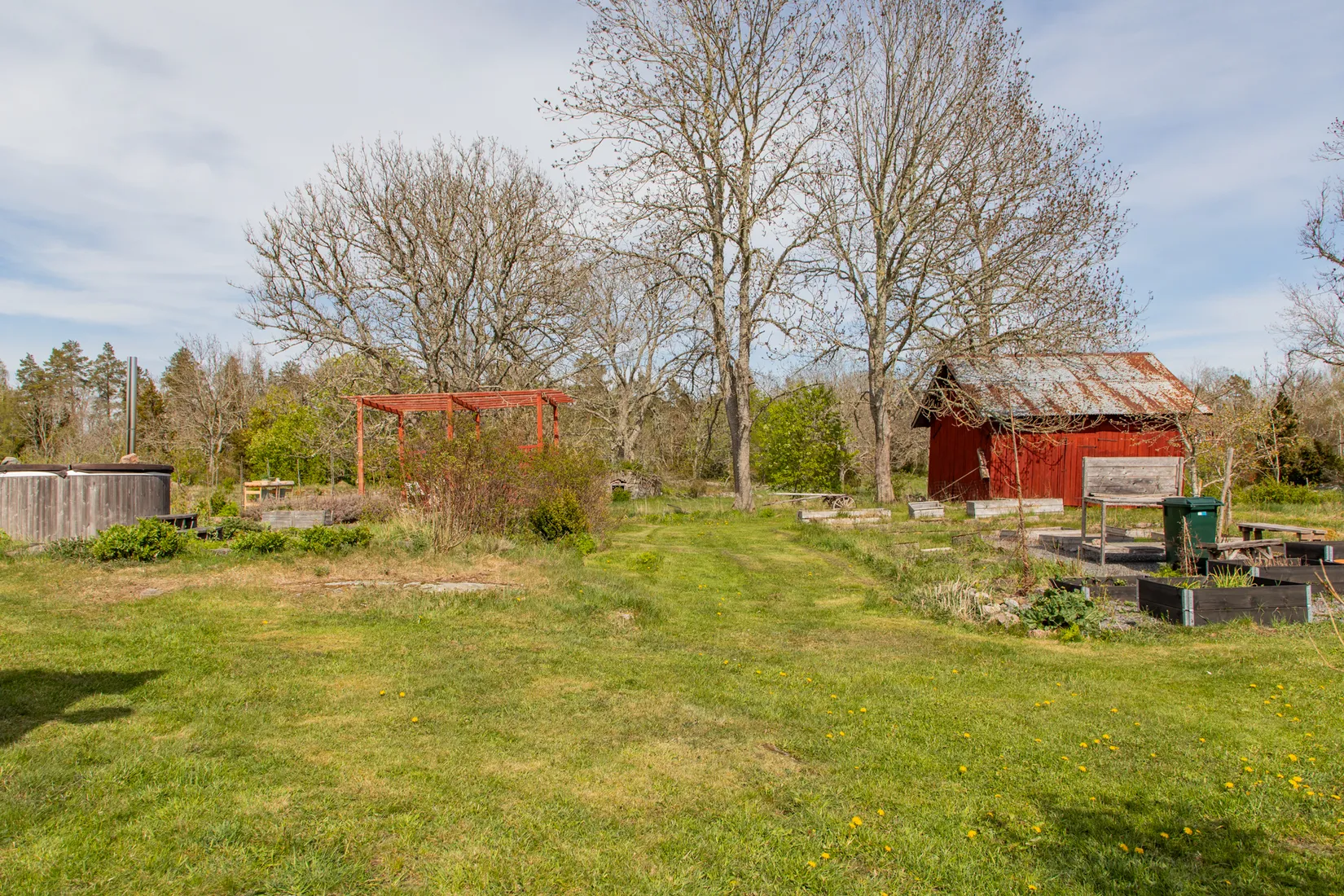 Gård/Skog, Holmsundsvägen 6, Björhövda, Norrtälje