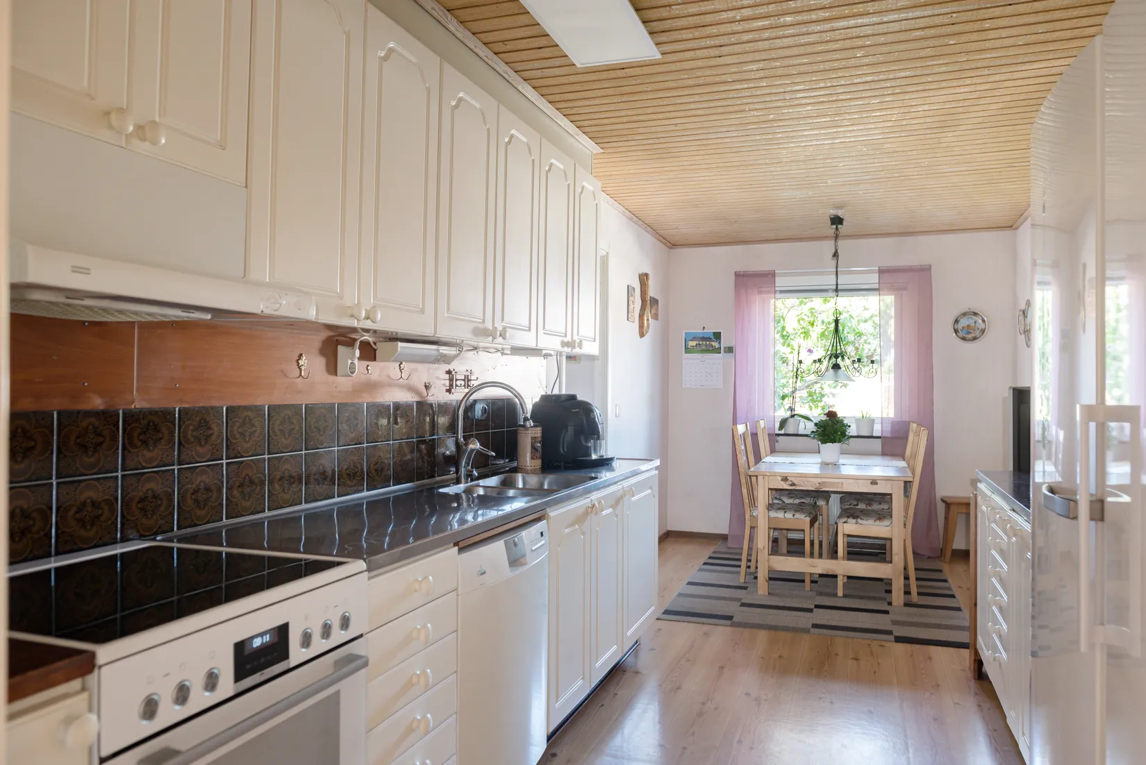 Villa, Radhus, Travvägen 12, Håbo
