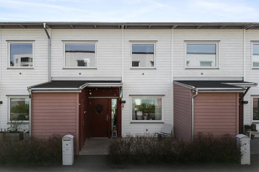 Radhus, Löjtnantsgränd 30, Barkarbystaden, Järfälla