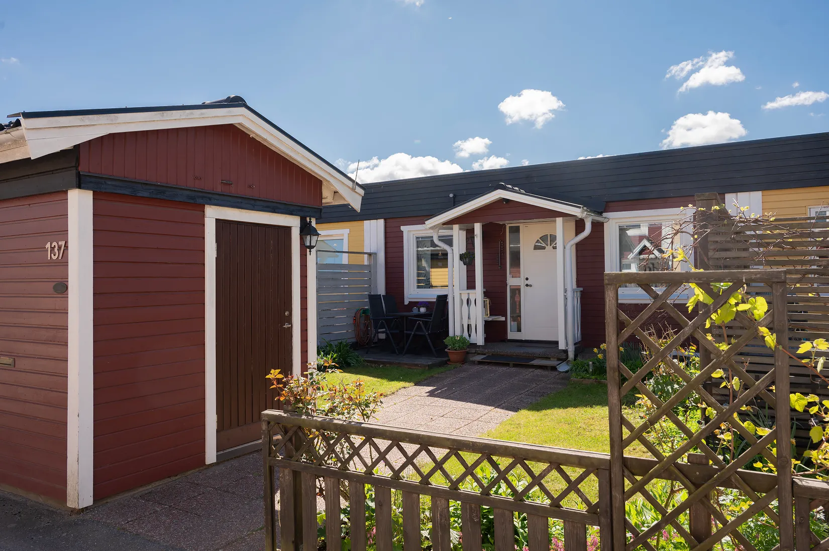 Radhus, Byggmästarvägen 137, Huddinge