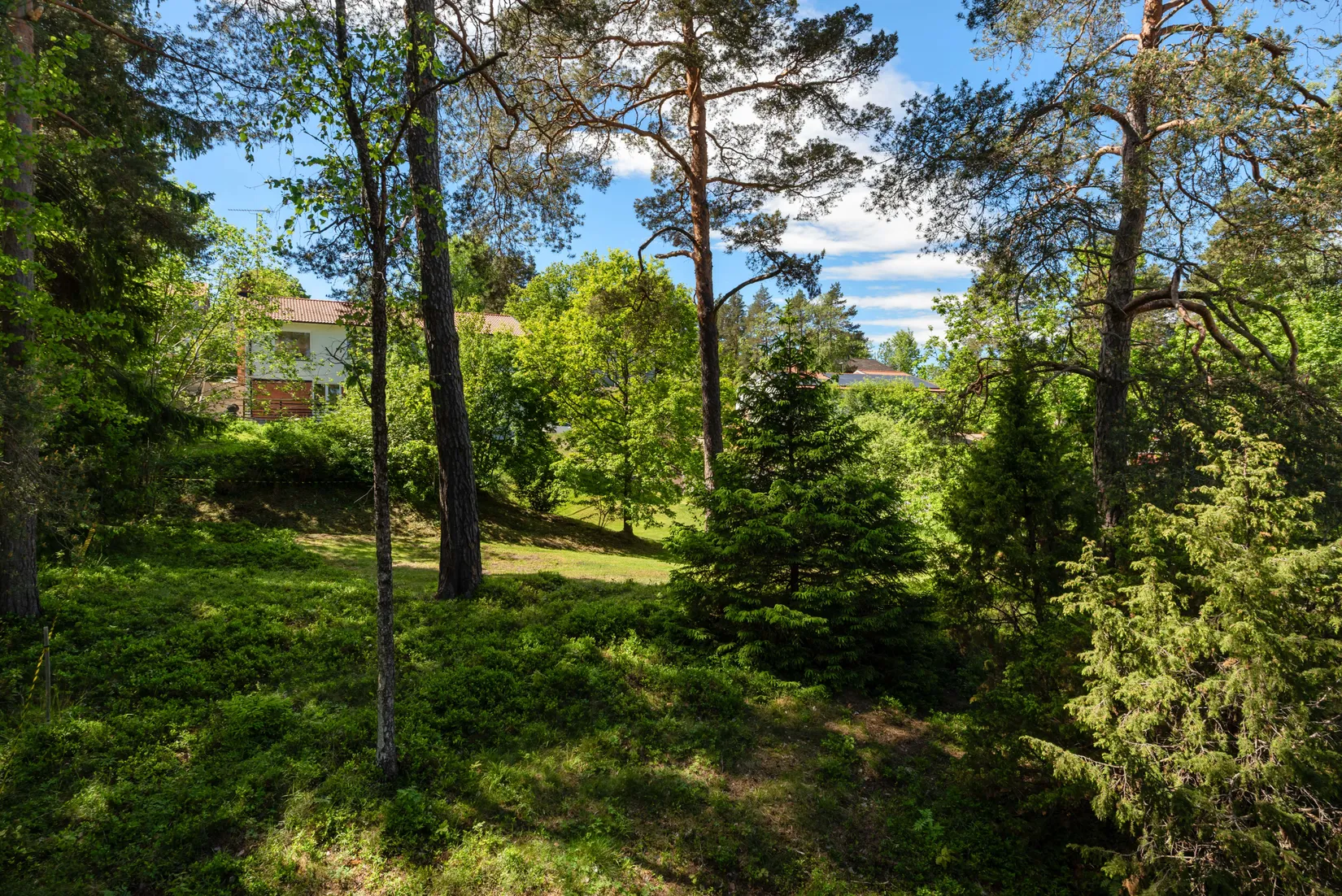 Tomt, Tomt - del av fastighet med adress Skogsvägen 26, Lahäll, Täby