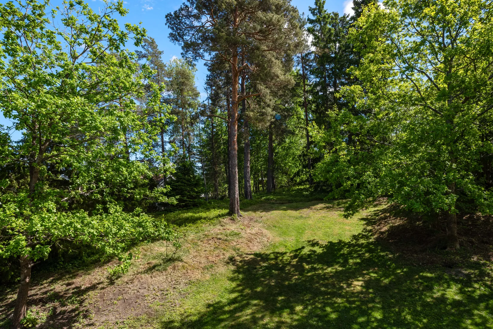 Tomt, Tomt - del av fastighet med adress Skogsvägen 26, Lahäll, Täby