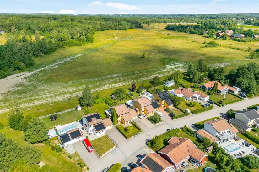 Villa, Radhus, Sikvägen 10, Håbo