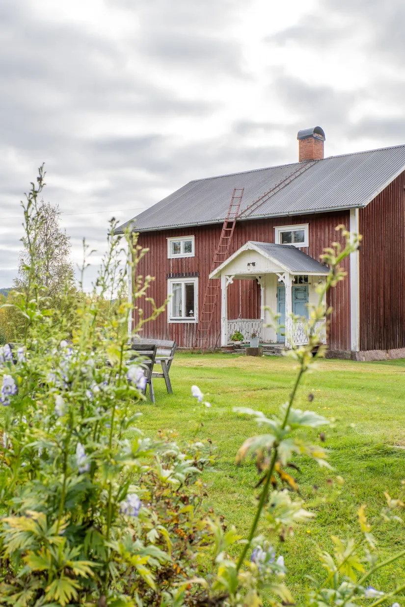 Villa, Vacker fastighet omgivet av frodande grönska, Jokkmokk