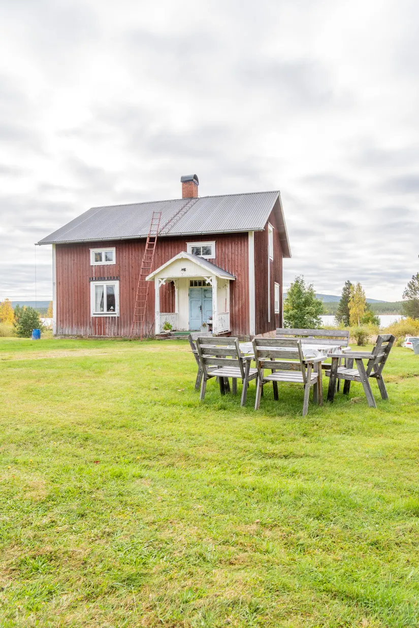 Villa, Vacker fastighet omgivet av frodande grönska, Jokkmokk