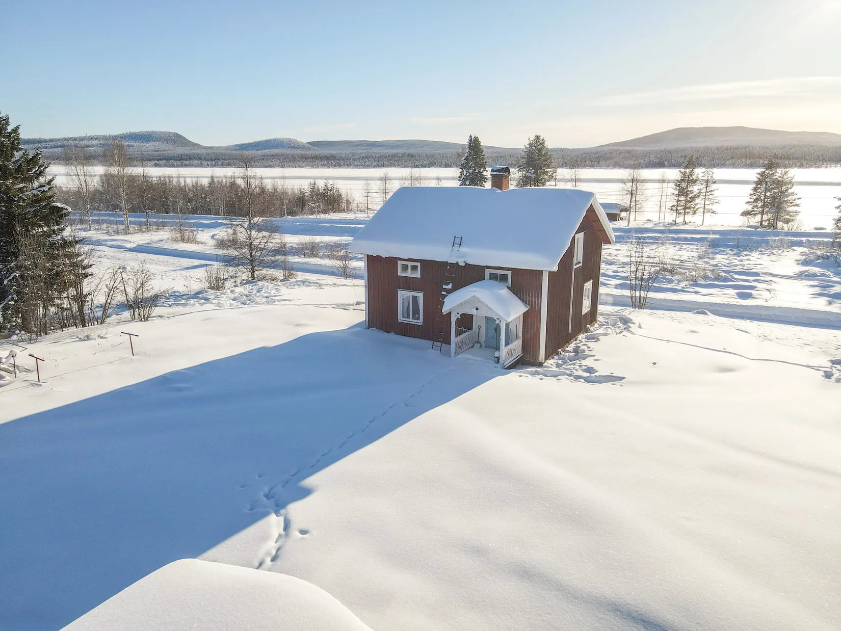 Villa, Vacker fastighet omgivet av frodande grönska, Jokkmokk