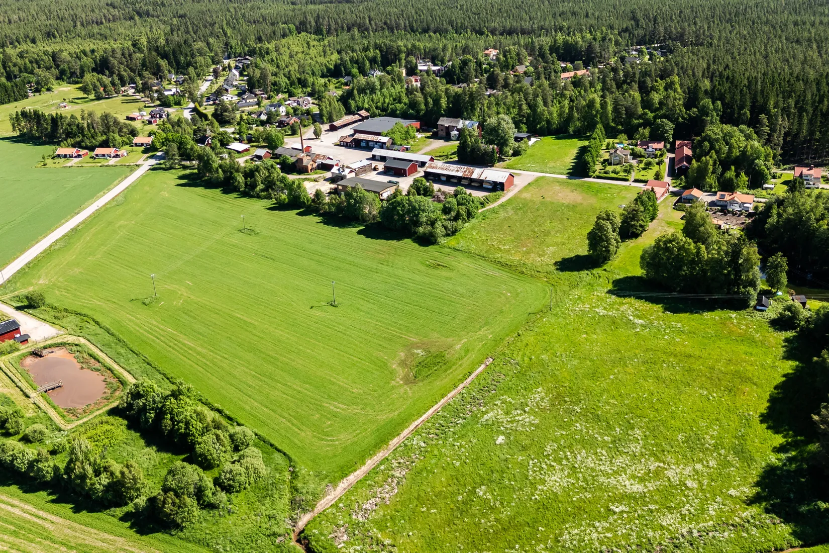 Gård/Skog, Snarvägen 9A & 9B, Västerfärnebo, Sala