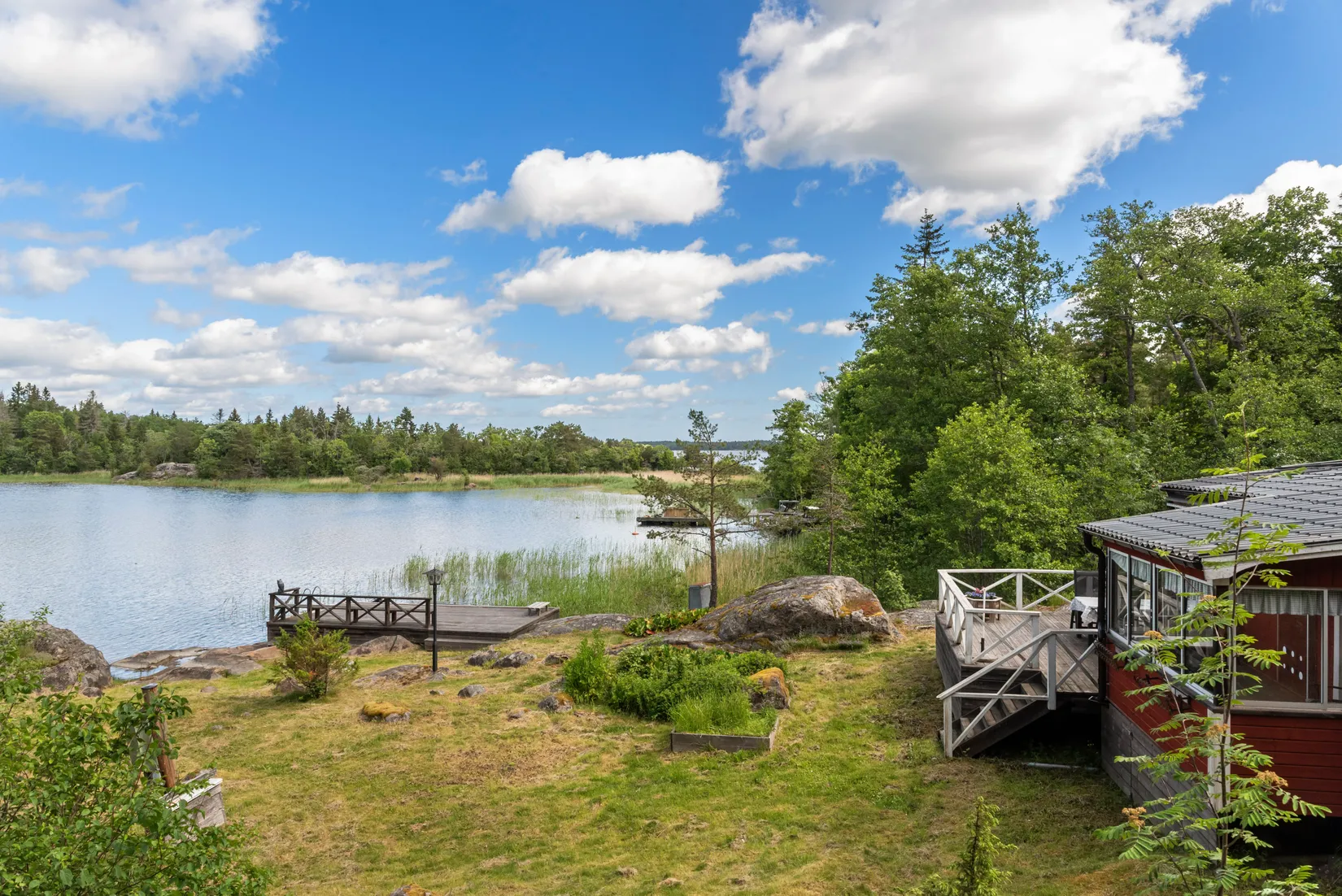 Fritidshus, Fritidhus, bastu och brygga på en ön Norrgårdsskäret 20 i Roslagens skärgård - Herräng, Herräng, Norrtälje