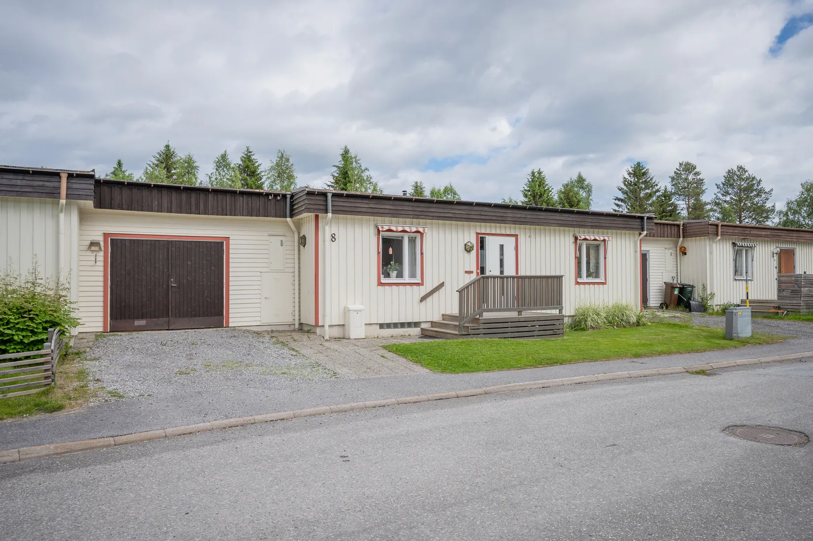Radhus, Oxvägen 8, Kroksta, Örnsköldsvik