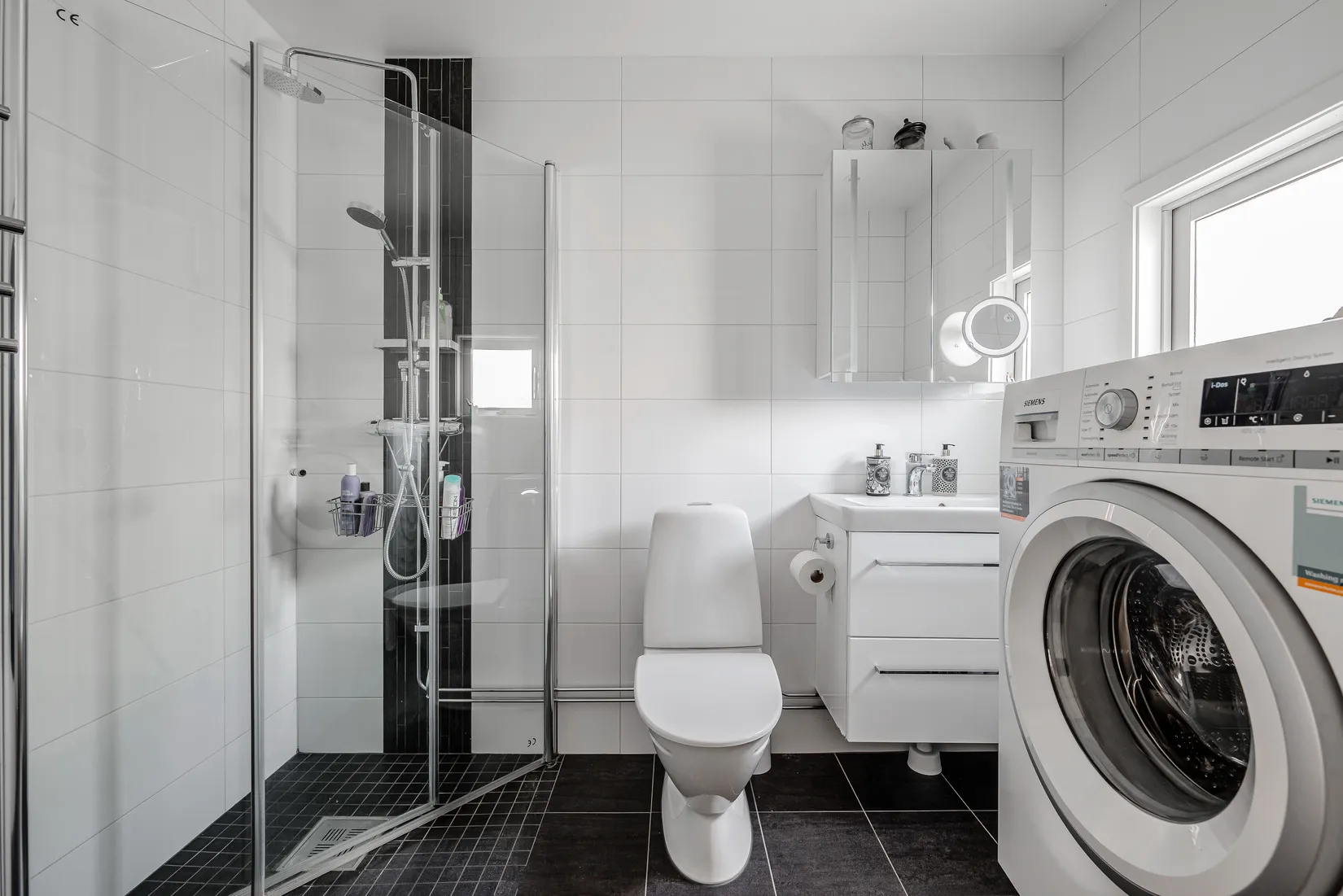 Radhus, Karlavägen 69, Haga, Vallentuna