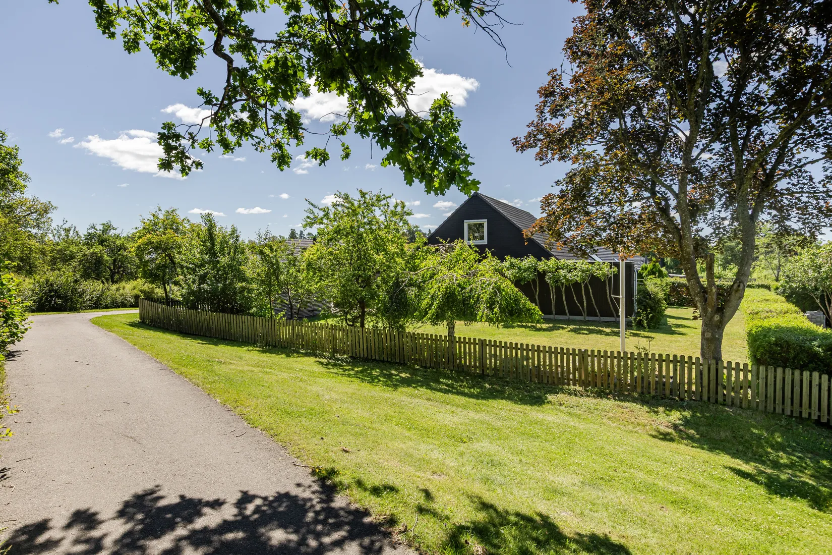 Radhus, Lövsbergsvägen 99, Hörnläge, Hjulsbro, Linköping