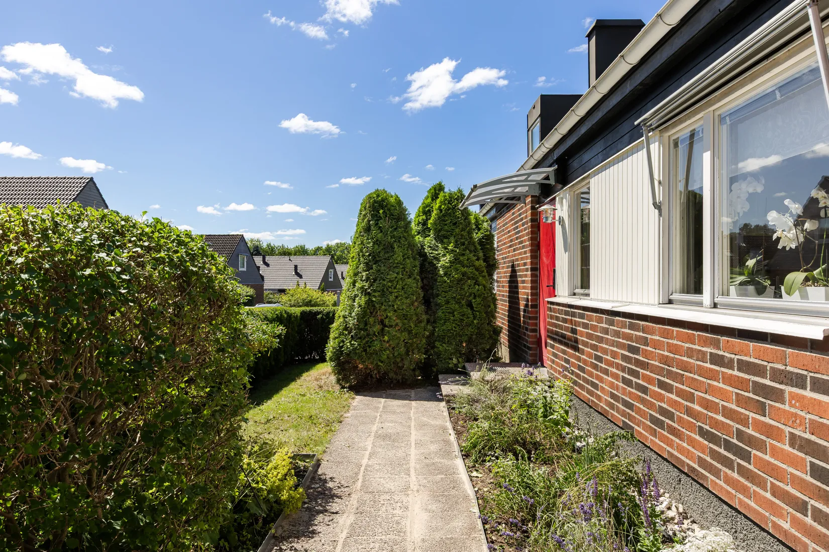 Radhus, Lövsbergsvägen 99, Hörnläge, Hjulsbro, Linköping