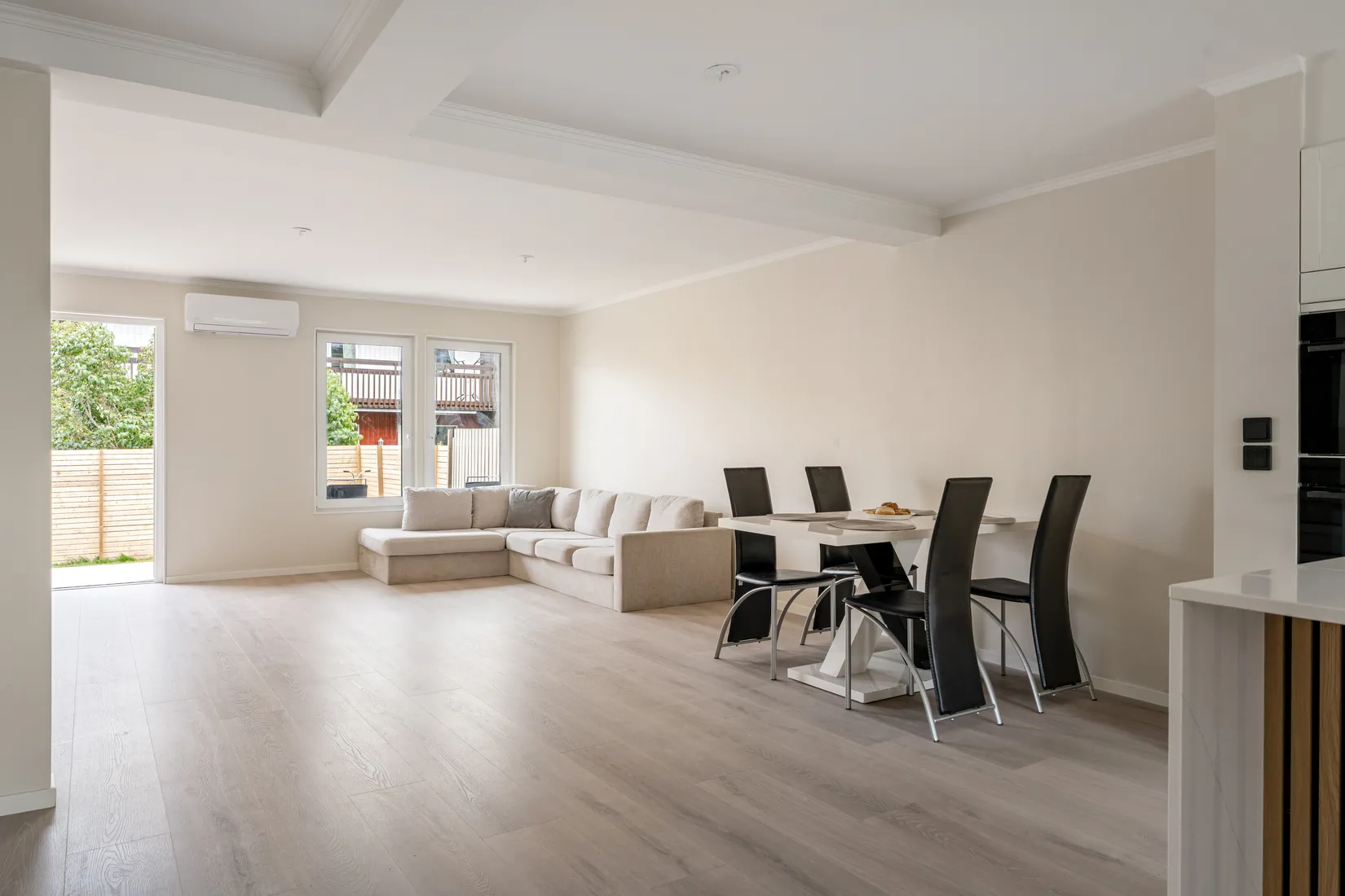 Radhus, Lomvägen 213, Kärrdal, Sollentuna