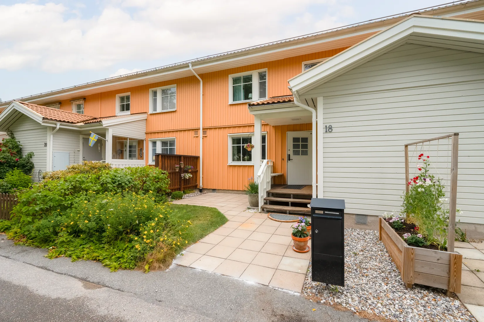 Radhus, Rosenbloms väg 18, Lasarettsområdet, Nyköping