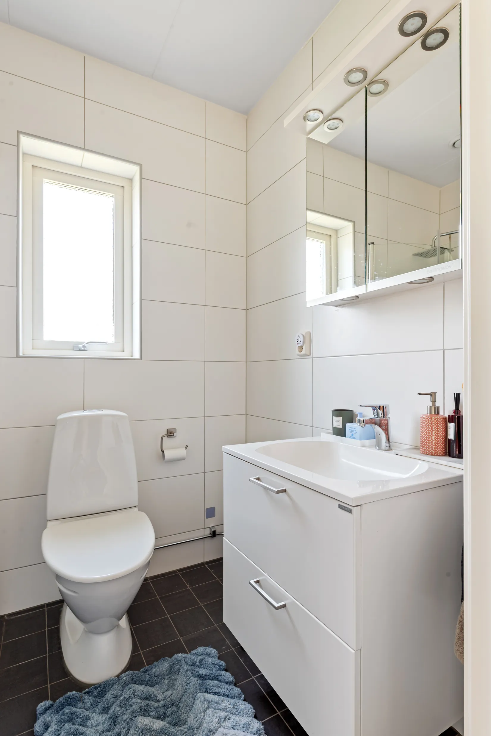 Radhus, Sandborgsslingan 44c, Täby Kyrkby, Täby