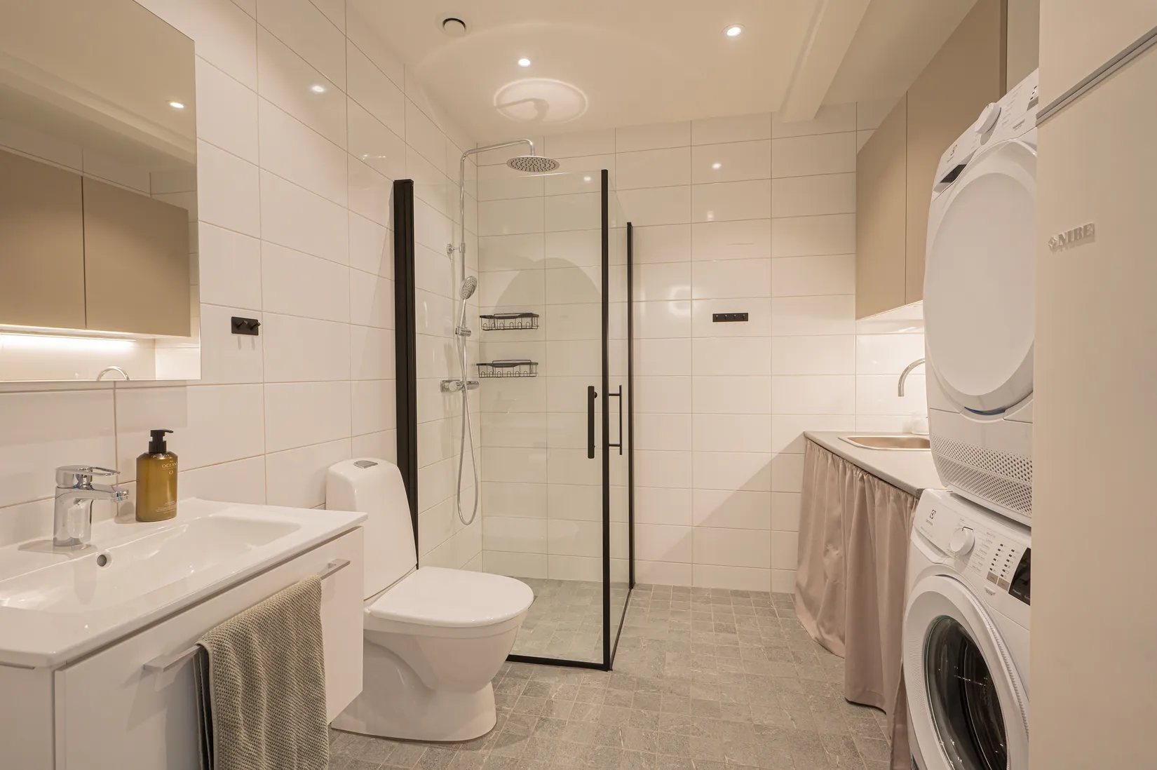 Radhus, Stationsvägen 21B, Centrala Stuvsta, Huddinge
