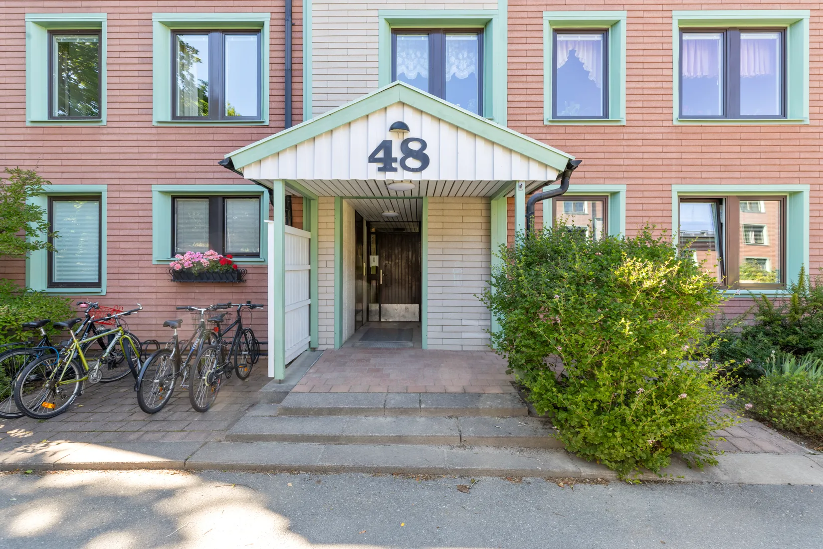 Bostadsrätt, Njupkärrsvägen 48, Tyresö Centrum/Bergfoten, Tyresö