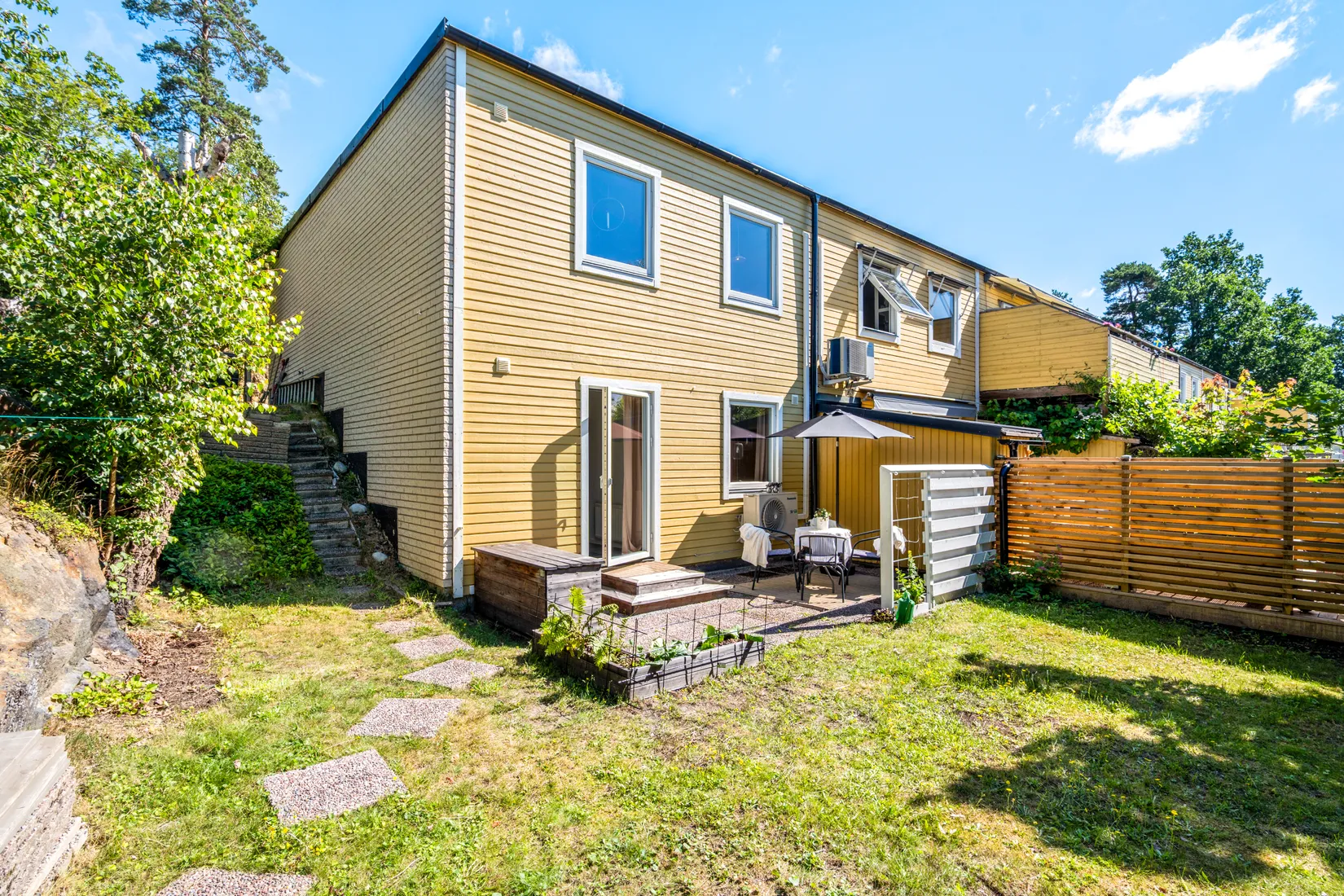 Radhus, Glädjegången 42, Trollbäcken, Tyresö