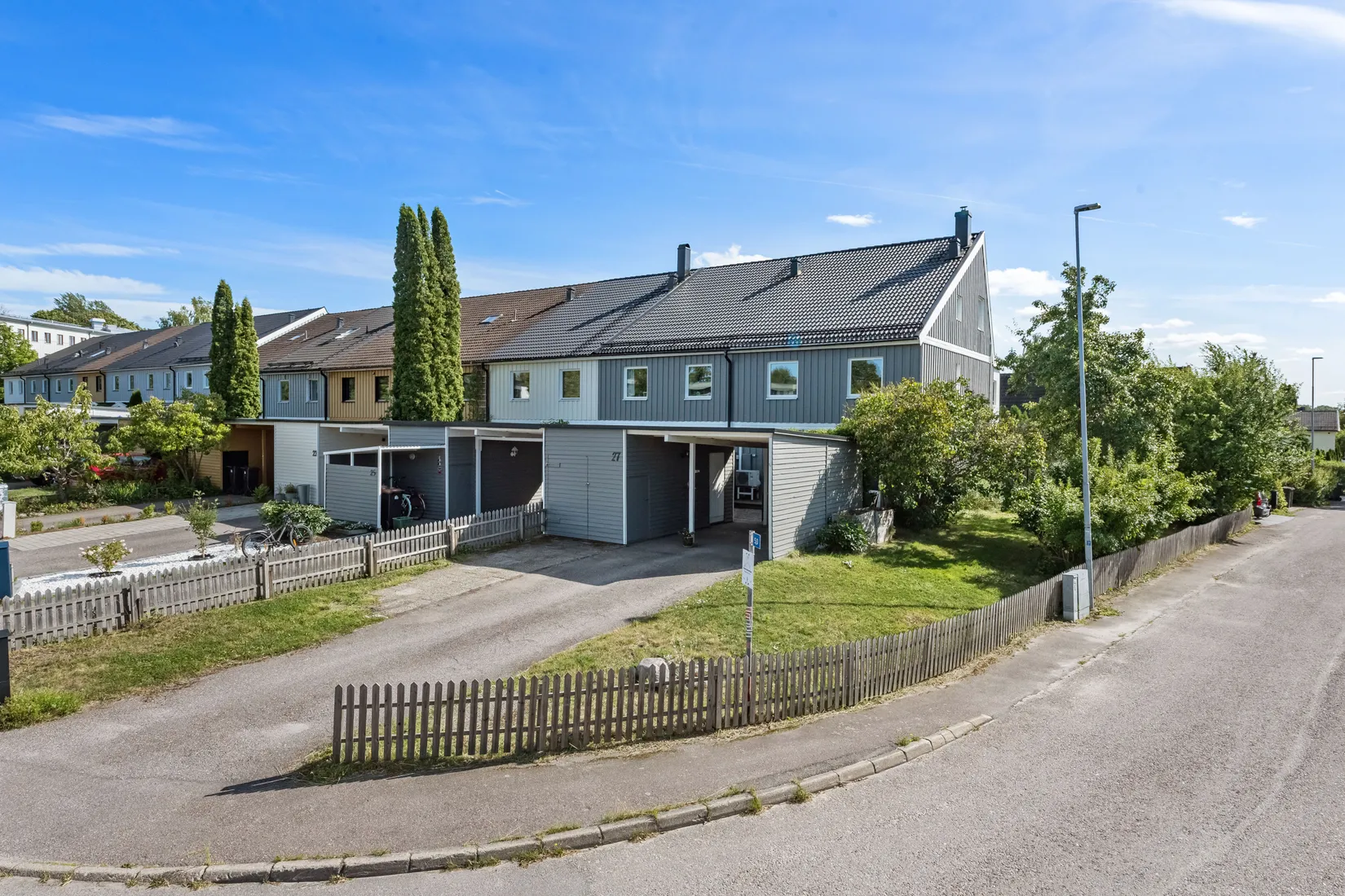 Radhus, Hembergavägen 27, Täby Kyrkby, Täby