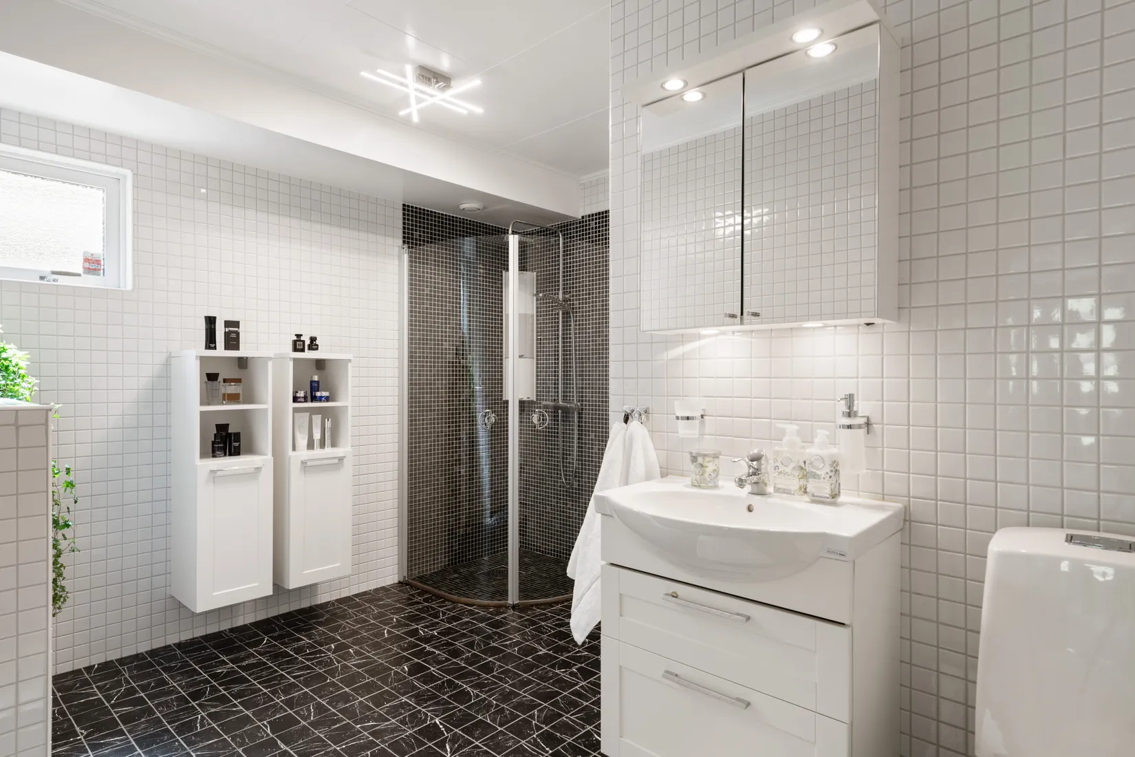 Radhus, Lansenvägen 23, Gribbylund, Täby