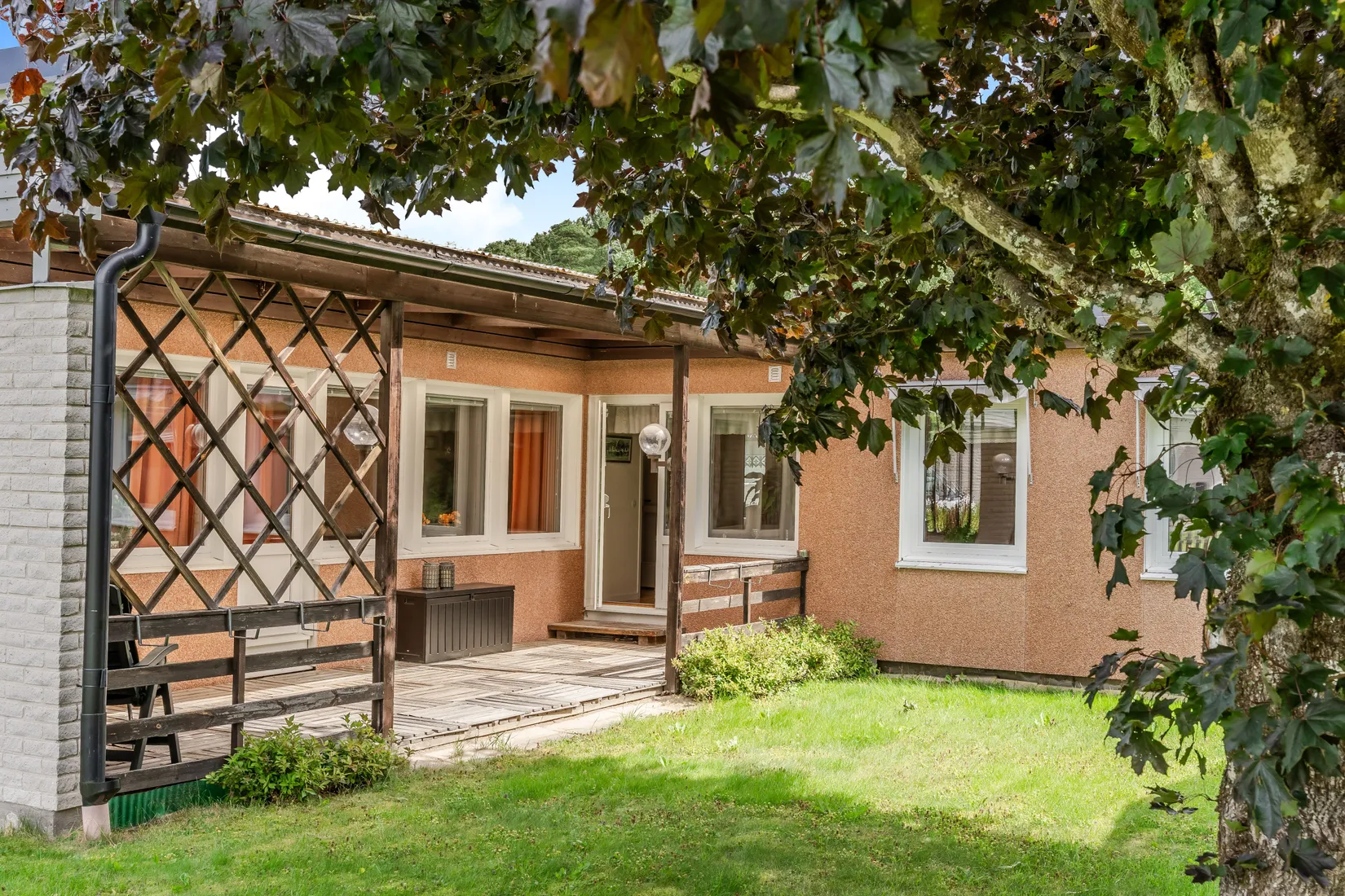 Radhus, Tulpangatan 129, Mellringe, Örebro