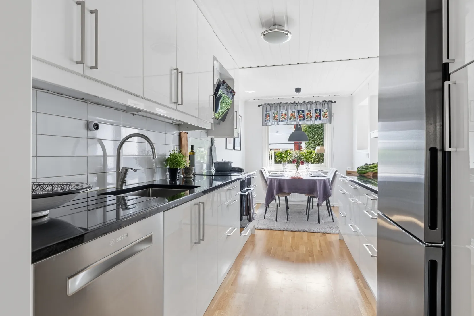 Radhus, Lövmovägen 28, Bollstanäs, Upplands Väsby