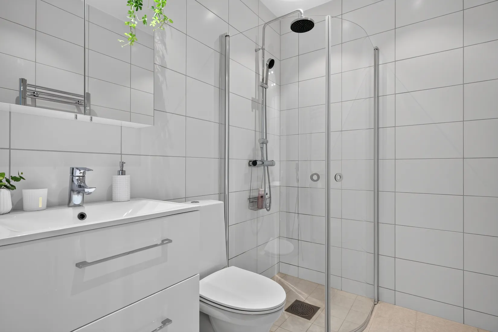 Radhus, Lilla Ässkogvägen 18B, Norra Bro, Örebro