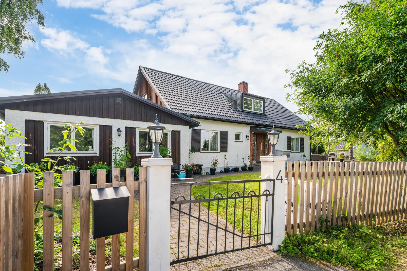 Villa, HAGTORNSVÄGEN 2-4, Viggbyholm, Täby