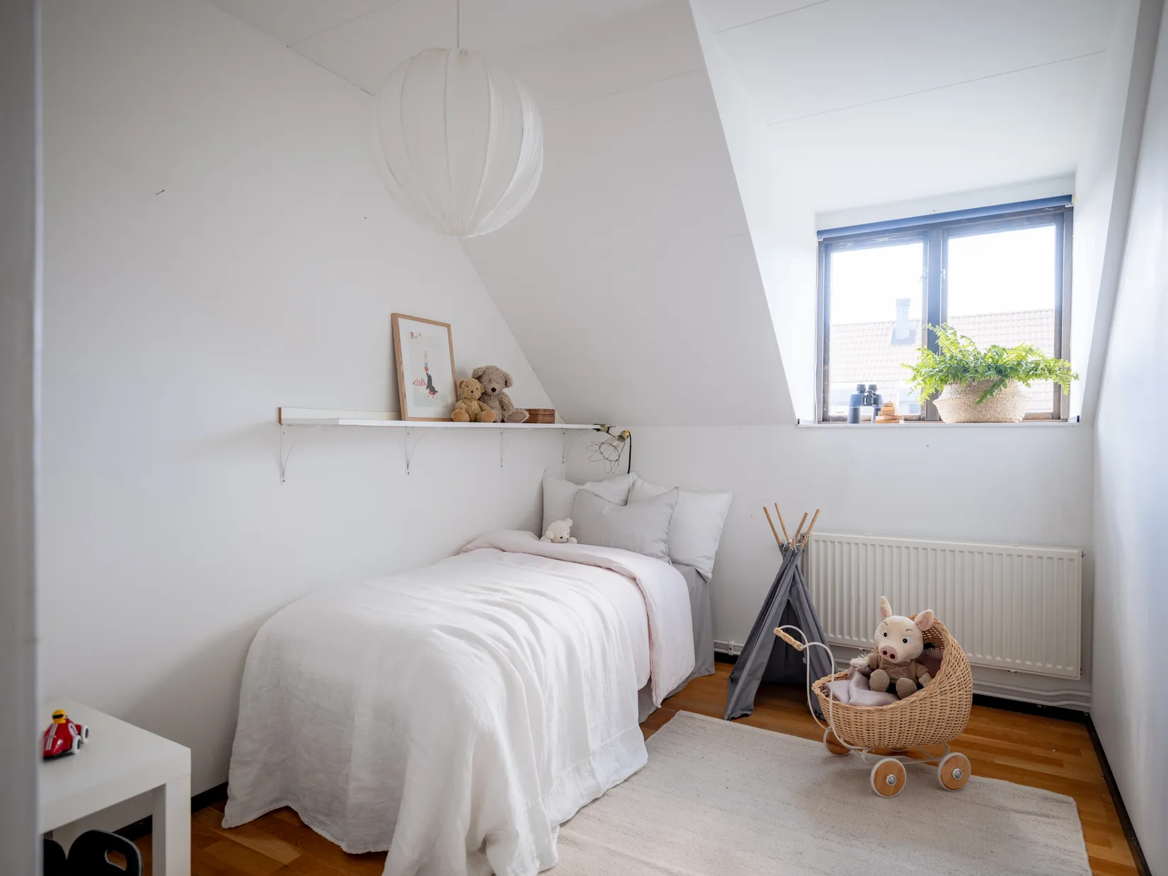 Radhus, Gyllenstiernas väg 43, Näsbypark, Täby